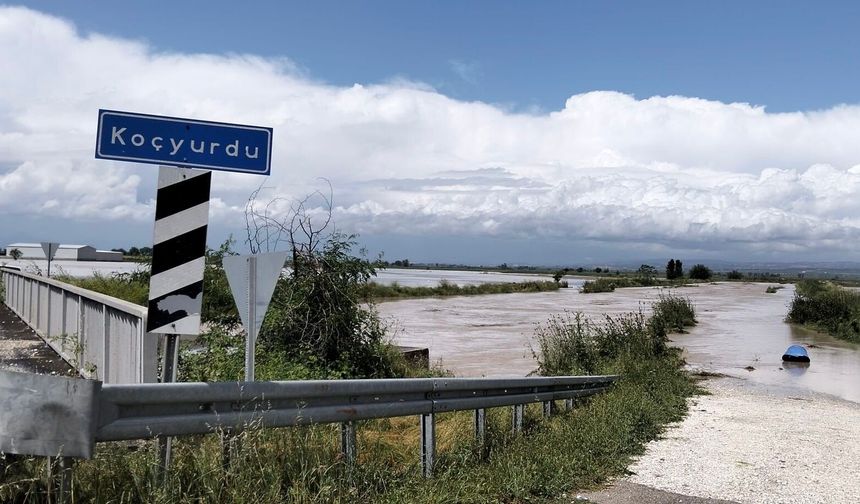 Köyde selin izlerini ormancılar sildi