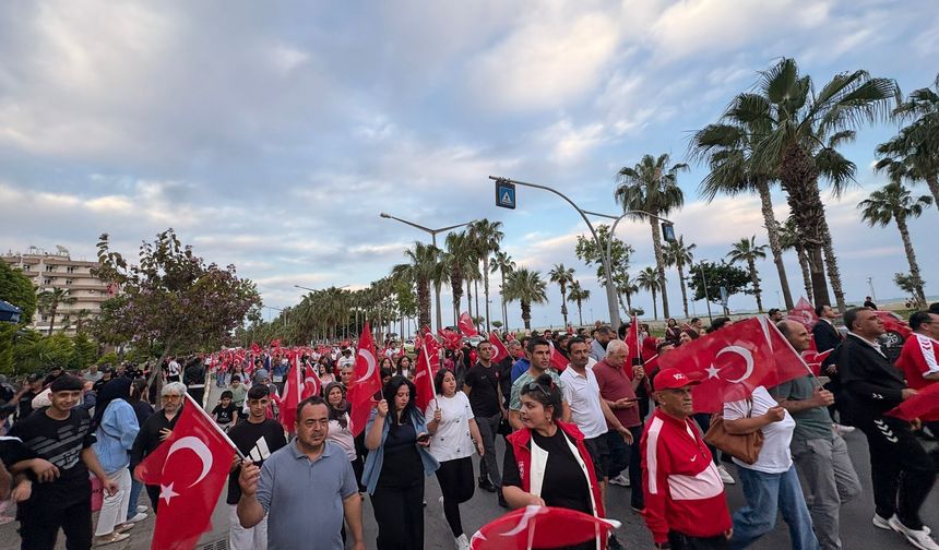 Mersin'de 'Gençlik Yürüyüşü'ne yüzlerce kişi katıldı