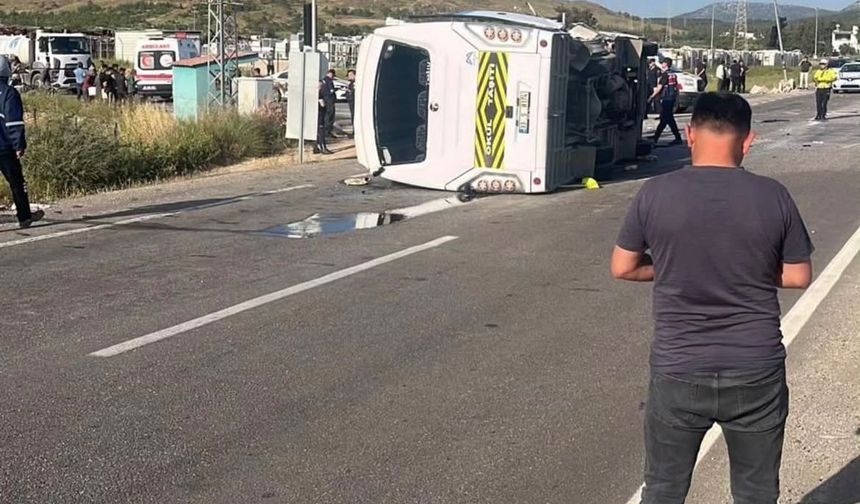 Mersin'de Rus öğrencileri taşıyan servis midibüsü devrildi: 17 yaralı