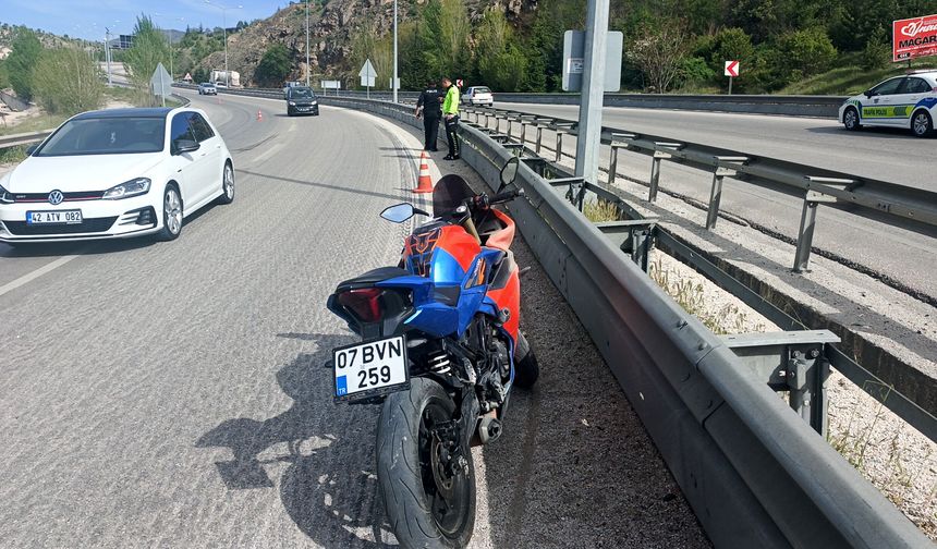 Motosikleti devrilince yaralandı