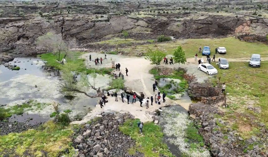 Öğretmenler özel kıyafetlerle lav tüpünü gezdi