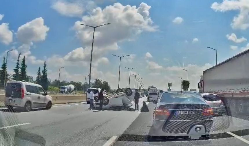 Otoyolda kontrolden çıkan otomobil takla attı