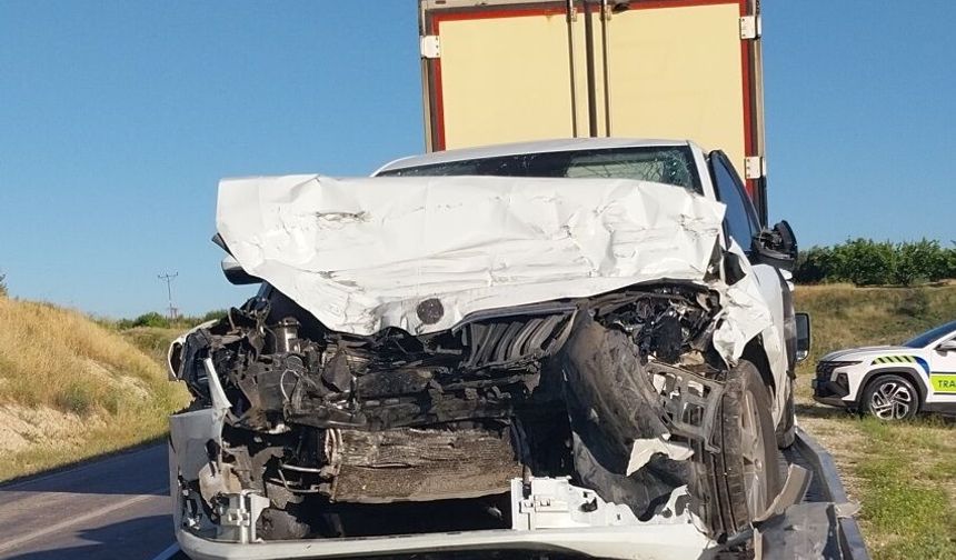 TIR'la çarpışan otomobildeki anne ve kızı öldü, baba ağır yaralı