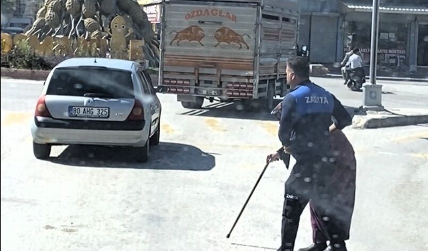 Yolun karşısına geçemeyen yaşlı kadının yardımına zabıta koştu, o anlar kamerada