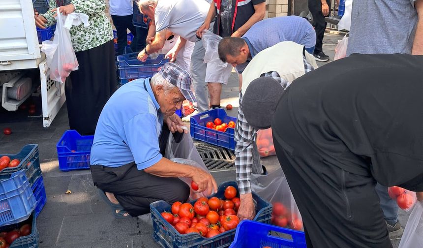 Alıcı bulamadığı 4 ton domatesi ücretsiz dağıttı