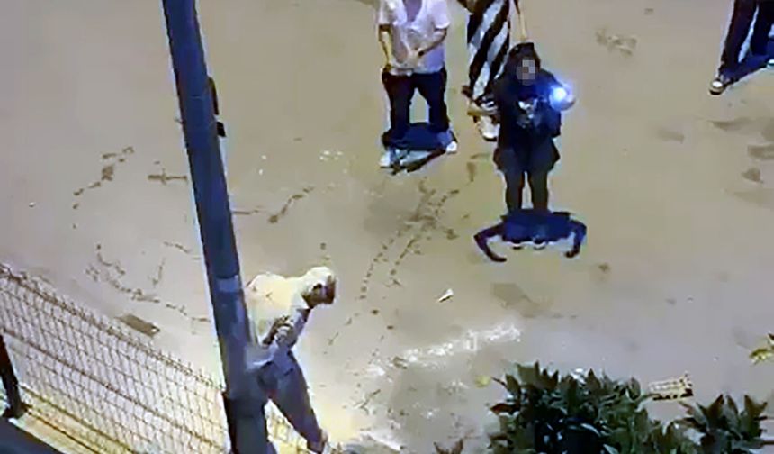 Aydınlatma direğine bağlayıp, üzerine un ve sıvı yağ döktüler