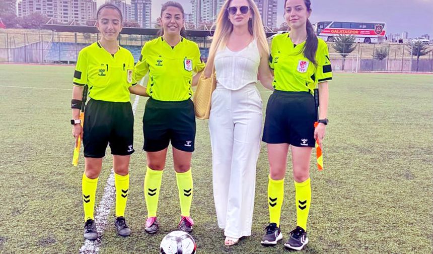 Bu maçtaki futbolcular, hakemler ve gözlemci kadın