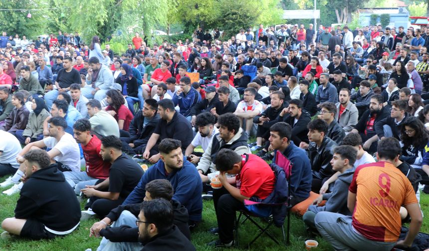 Burdur'da milli maçı dev ekranlarda izlediler