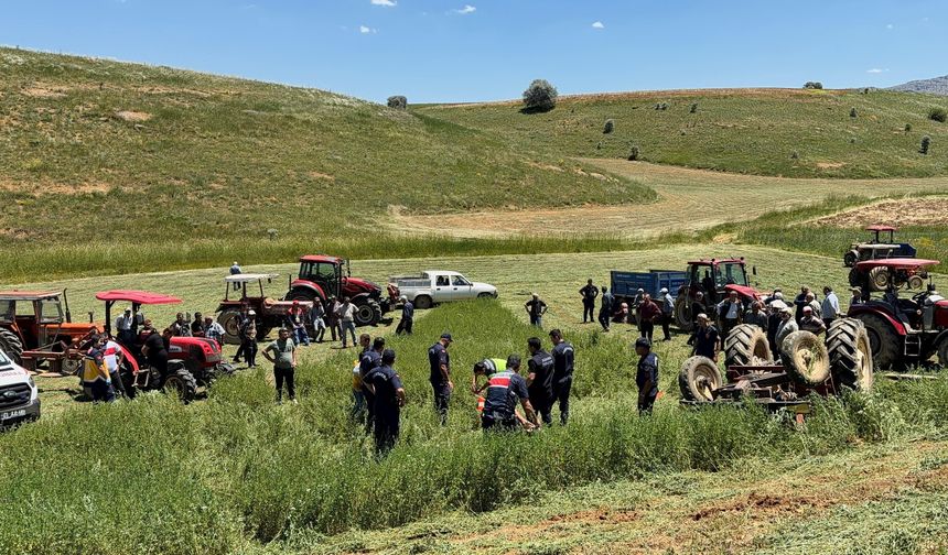 Devrilen traktörün sürücüsü öldü, kazayı gören tarla sahibi fenalaştı