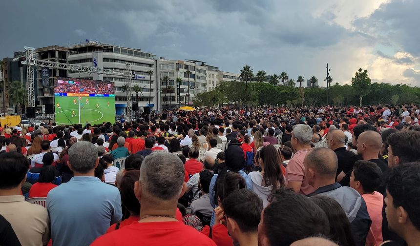 Hatay'da milli maç heyecanı; Antakya'da yağmura rağmen dev ekrandan takip ettiler
