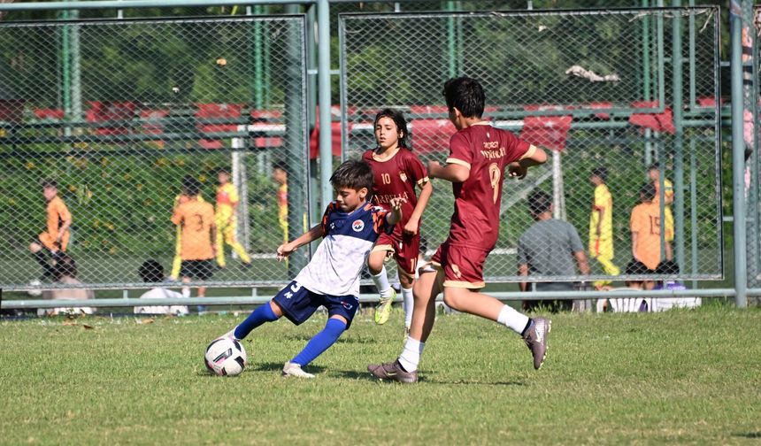 Mersin'de minikler yeteneklerini futbol şenliğinde ortaya koyuyor