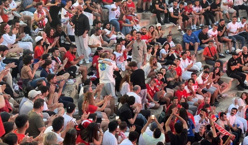 Milli maç Antiphellos Antik Tiyatrosu'nda izlendi