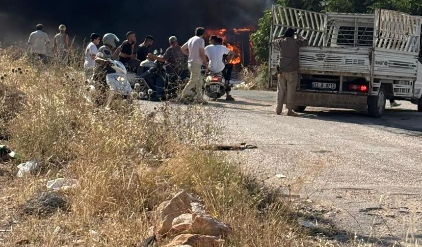 Mersin'de Sanayi sitesinde hurdalık yandı