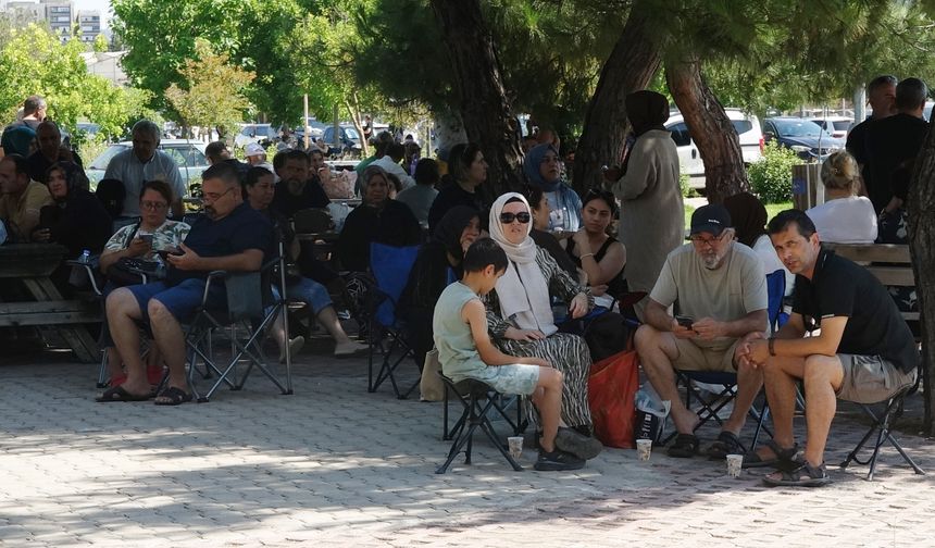 Sınava son anda yetişen adaylara velilerden alkışlı destek