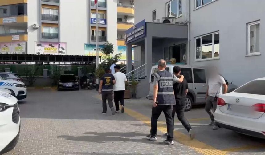 Yaraladıkları kişinin altın zinciri ile parasını gasbeden şüpheliler yakalanıp, tutuklandı