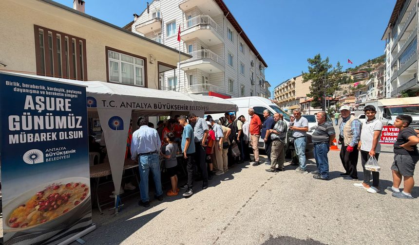 Büyükşehir Belediyesi aşure ikramına devam ediyor