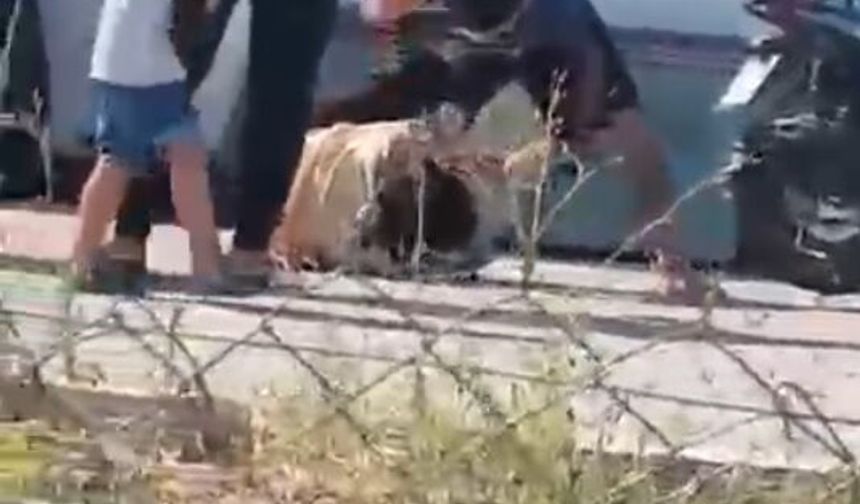 Elinde bıçakla yere yatırdığı eşini dövdü