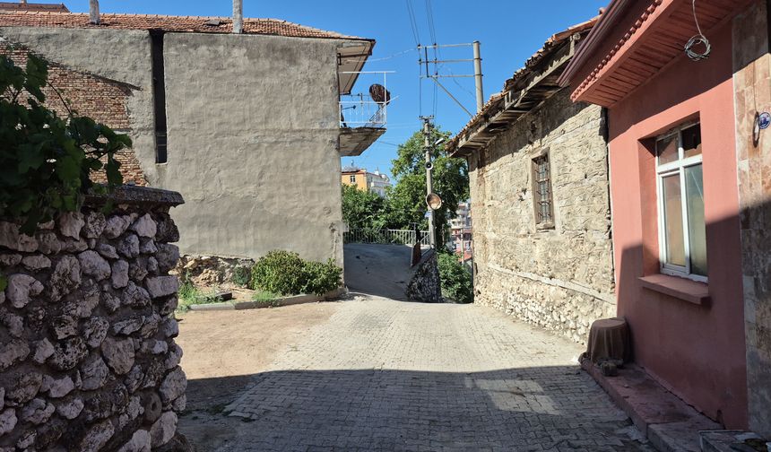 Gürültü nedeniyle tartıştıkları komşunun bıçakladığı anne öldü, kızı ağır yaralı (2)