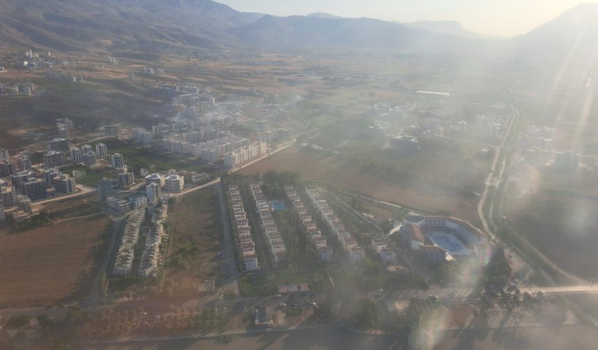 Mersin'de yerleşim yeri yakınında çıkan yangın, büyümeden kontrol alltına alındı