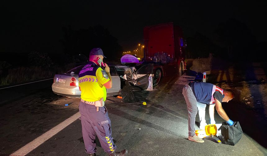 Otoyolda emniyet şeridinde duran TIR'a otomobil çarptı: 2 ölü