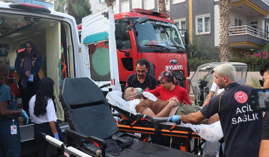 2 daireyi küle çeviren yangında mahsur kalan aile kurtarıldı