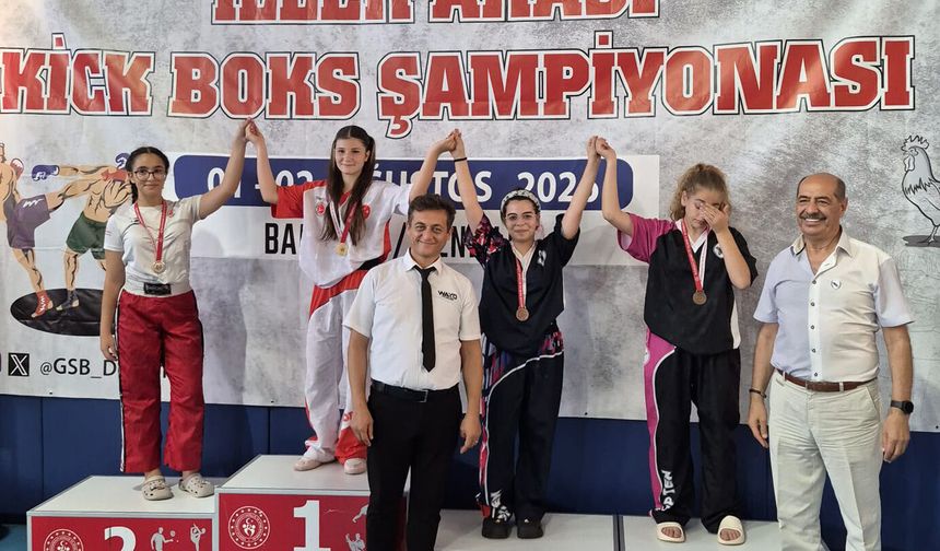 Burdurlu kick boksçulardan 13 madalya