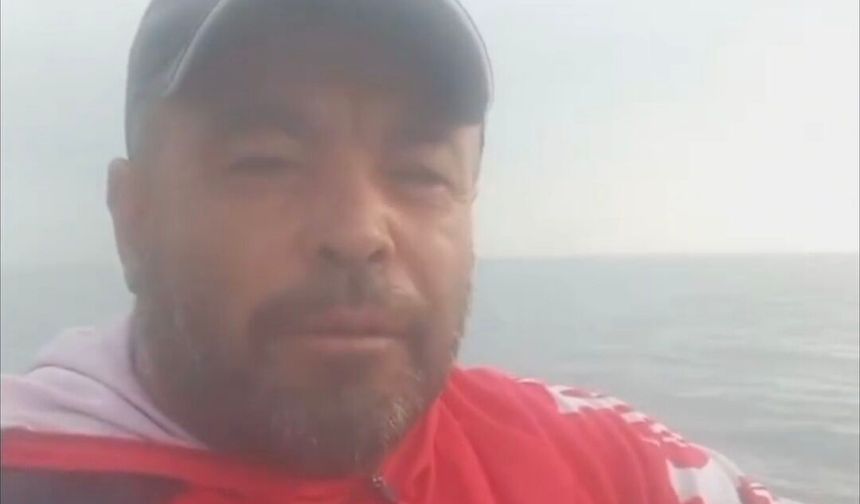Denizde bulduğu boruyu botla kıyıya taşıdı
