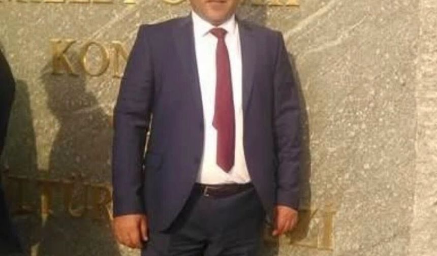 Devrilen traktörün altında kalan muhtar ağır yaralandı