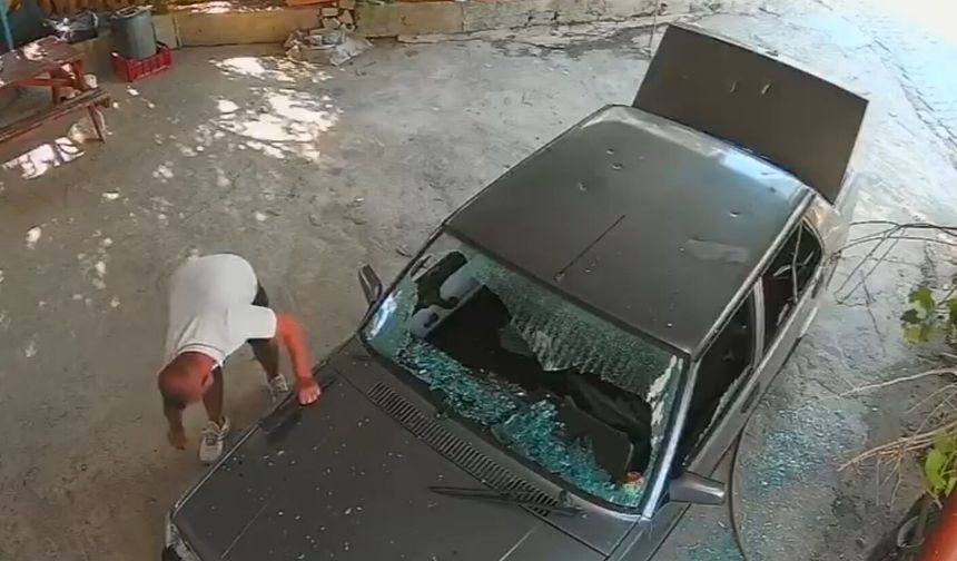 Eski sevgilisini ölümle tehdit edip, otomobiline satırla zarar verdi