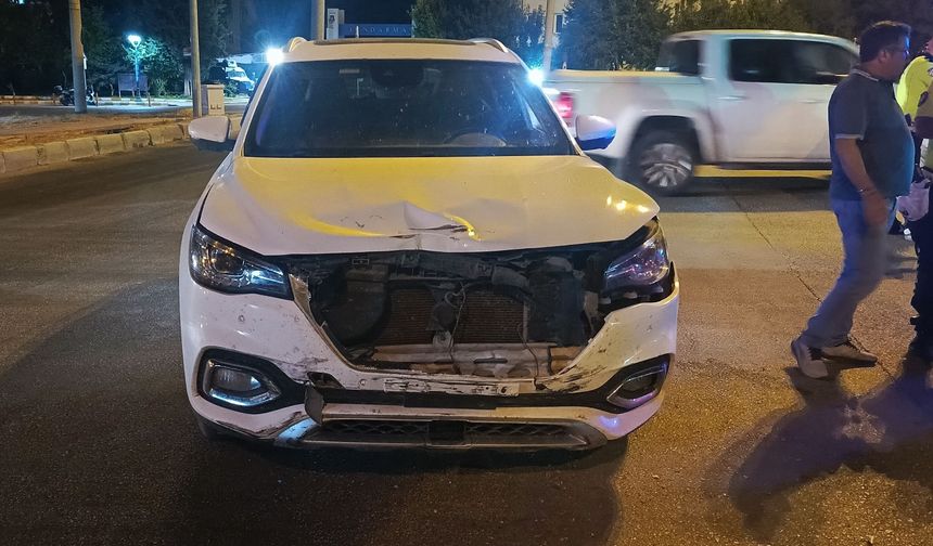 Hafif ticari araçla cip çarpıştı: 1 yaralı