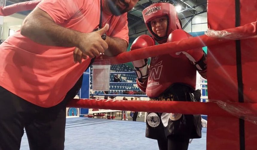 Hem çalışıp hem antrenman yapan muay thai sporcusu Ecrin, dünya şampiyonası biletini aldı