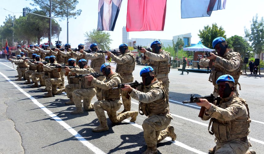 Türkiye'nin en büyük Türk Bayrağı'na saygı yürüyüşü