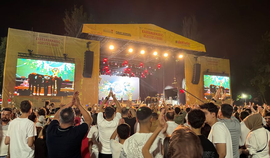 Zakkum, Ağustos Fuarı'nda hayranlarıyla buluştu