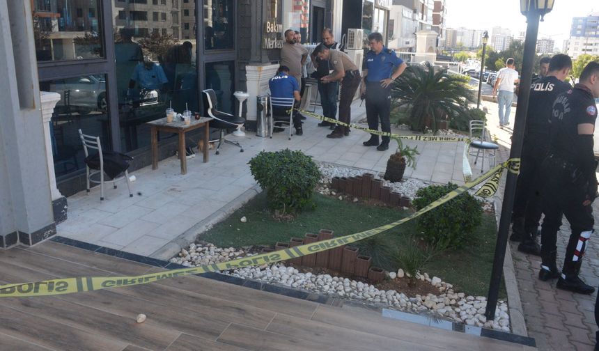 İç çamaşırından çıkardığı tabancayla 2 kadını ayaklarından vurdu
