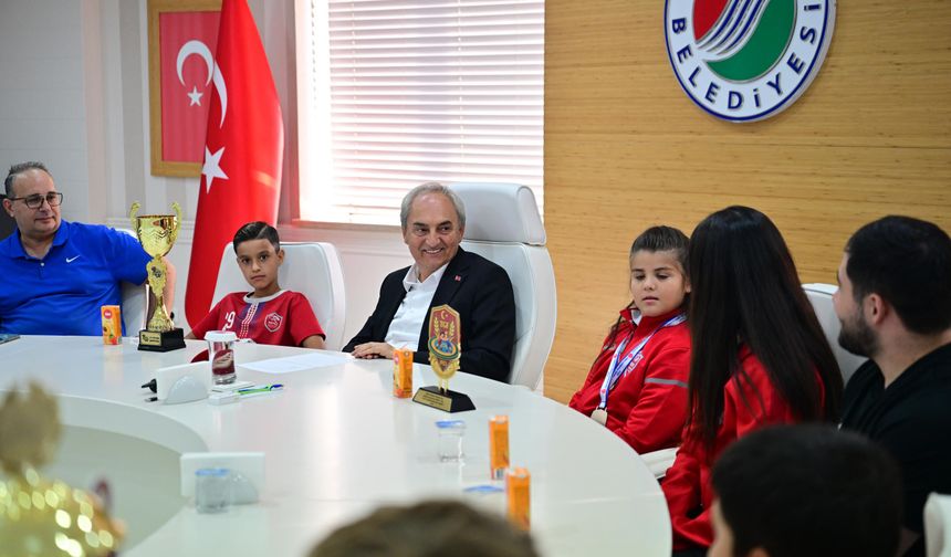 Kepez'in genç şampiyonları Başkan Kocagöz'ü ziyaret etti