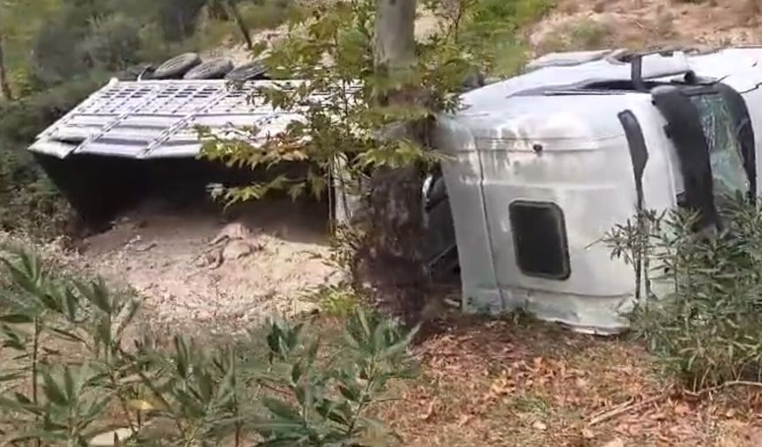 Kozan'da kum yüklü TIR devrildi