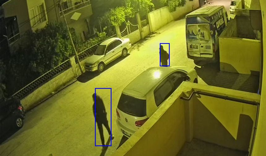 Maskeli hırsızların evin avlusudaki motorsikleti çaldığı anlar kamerada
