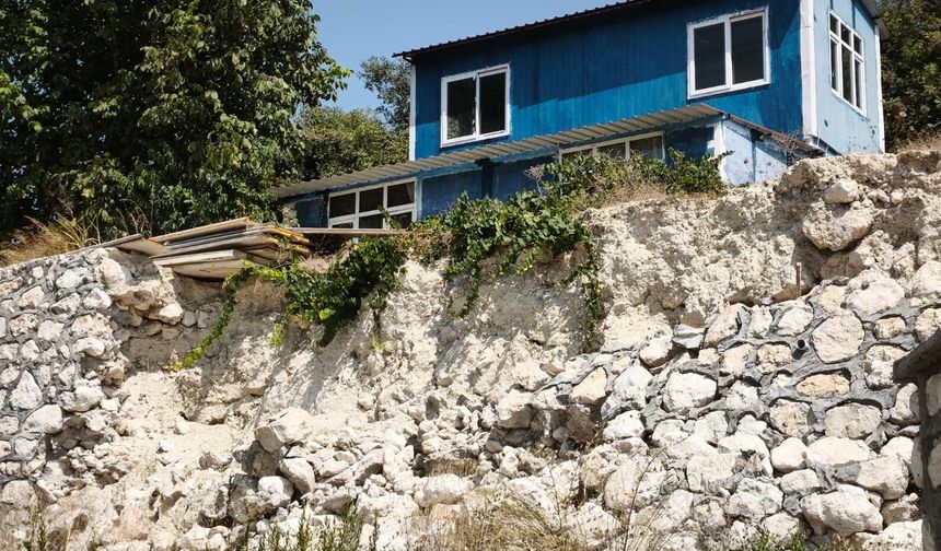 Mersin'de evinin altındaki istinat duvarı yıkılan öğretmen yardım bekliyor