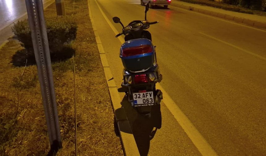 Refüje çarpan motosikletin sürücüsü yaralandı