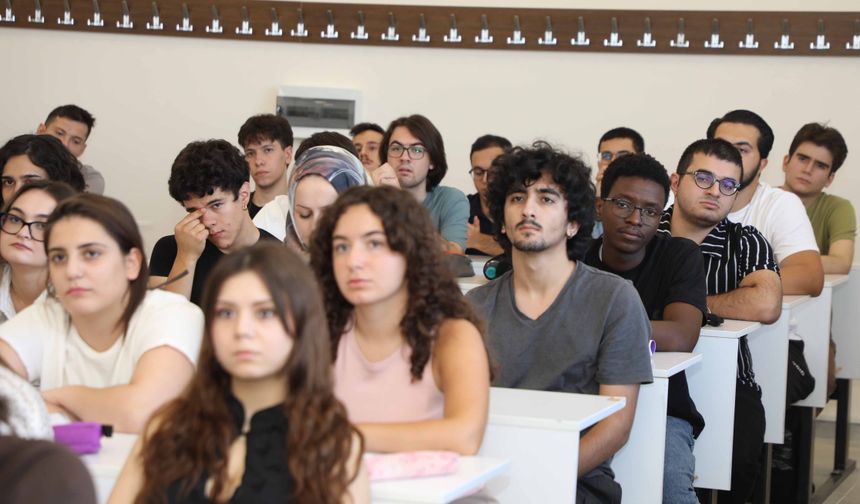 Rektör ilk ders gününde öğrencileri dinledi