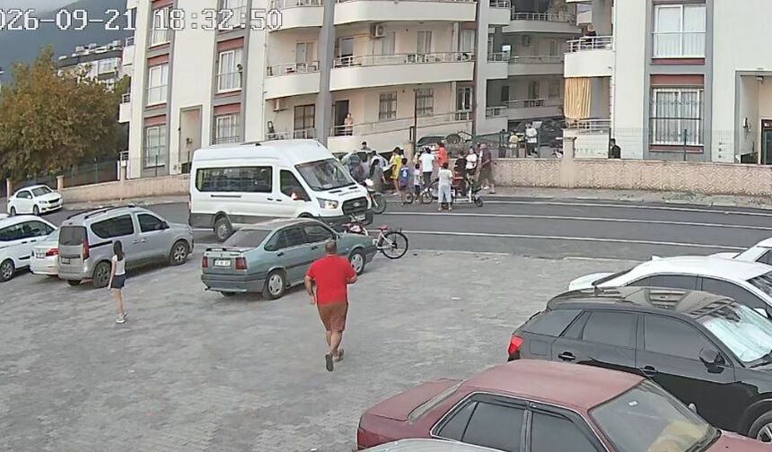Sürücüsünün geri manevra yaptığı otomobilin altında kalan çocuk ağır yaralandı