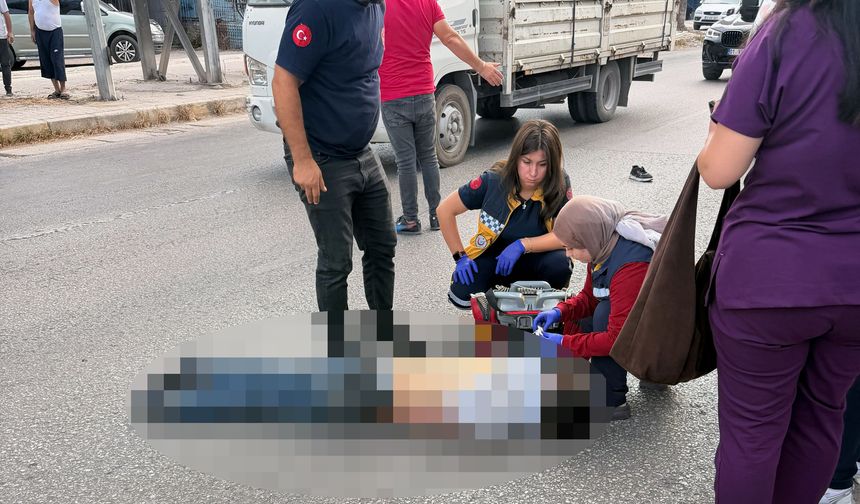 Yaya üst geçidinden caddeye düştü, minibüs çarpınca hayatını kaybetti