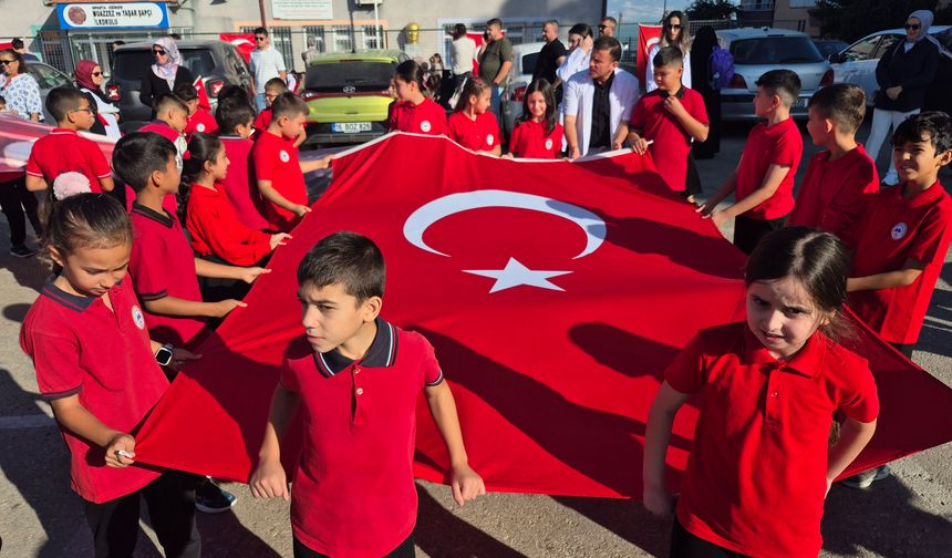 Yeni eğitim öğretim yılı bandolu yürüyüşle başladı