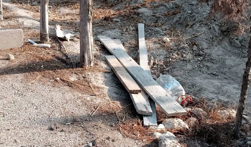 Davultepe Mezarlığı Çöplüğe Döndü: Vatandaşlar Temizlik Bekliyor