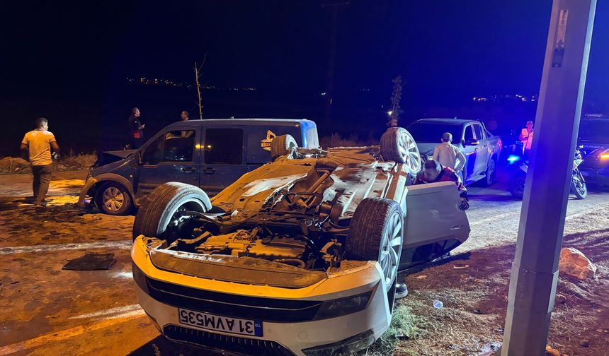 Hafif ticari araçla çarpışan otomobil refüje çıktı: 6 yaralı