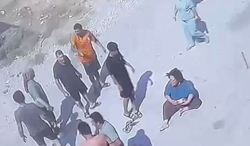 İki aile arasındaki keserli ve bıçaklı kavga kamerada