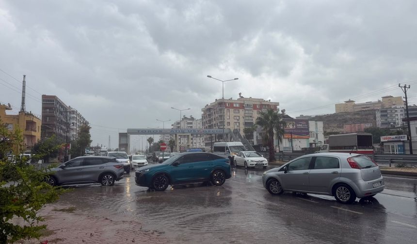 Mersin'de sağanak nedeniyle yolları su bastı