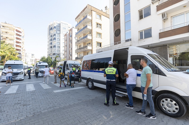 Büyükşehi̇r Zabita Eki̇pleri̇ Okul Servi̇sleri̇ni̇ Denetli̇yor (3)