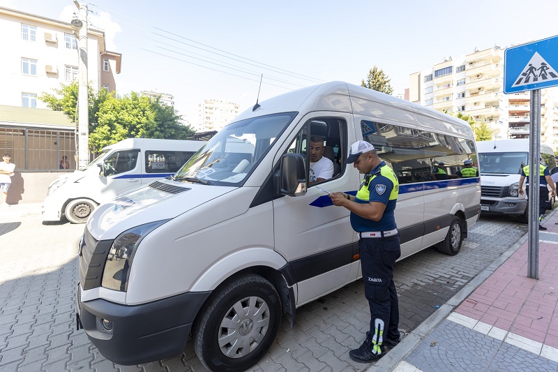 Büyükşehi̇r Zabita Eki̇pleri̇ Okul Servi̇sleri̇ni̇ Denetli̇yor (6)