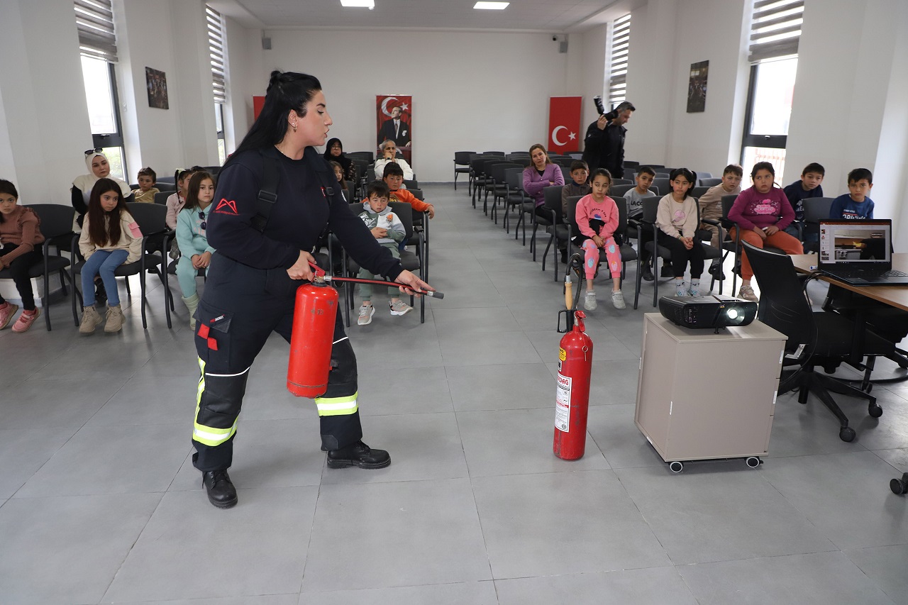 Toroslar Beledi̇ye Başkani Yildiz Ve Arslanköylü Öğrenci̇lerden Ata Eği̇ti̇m Merkezi̇'ne Zi̇yaret (1)